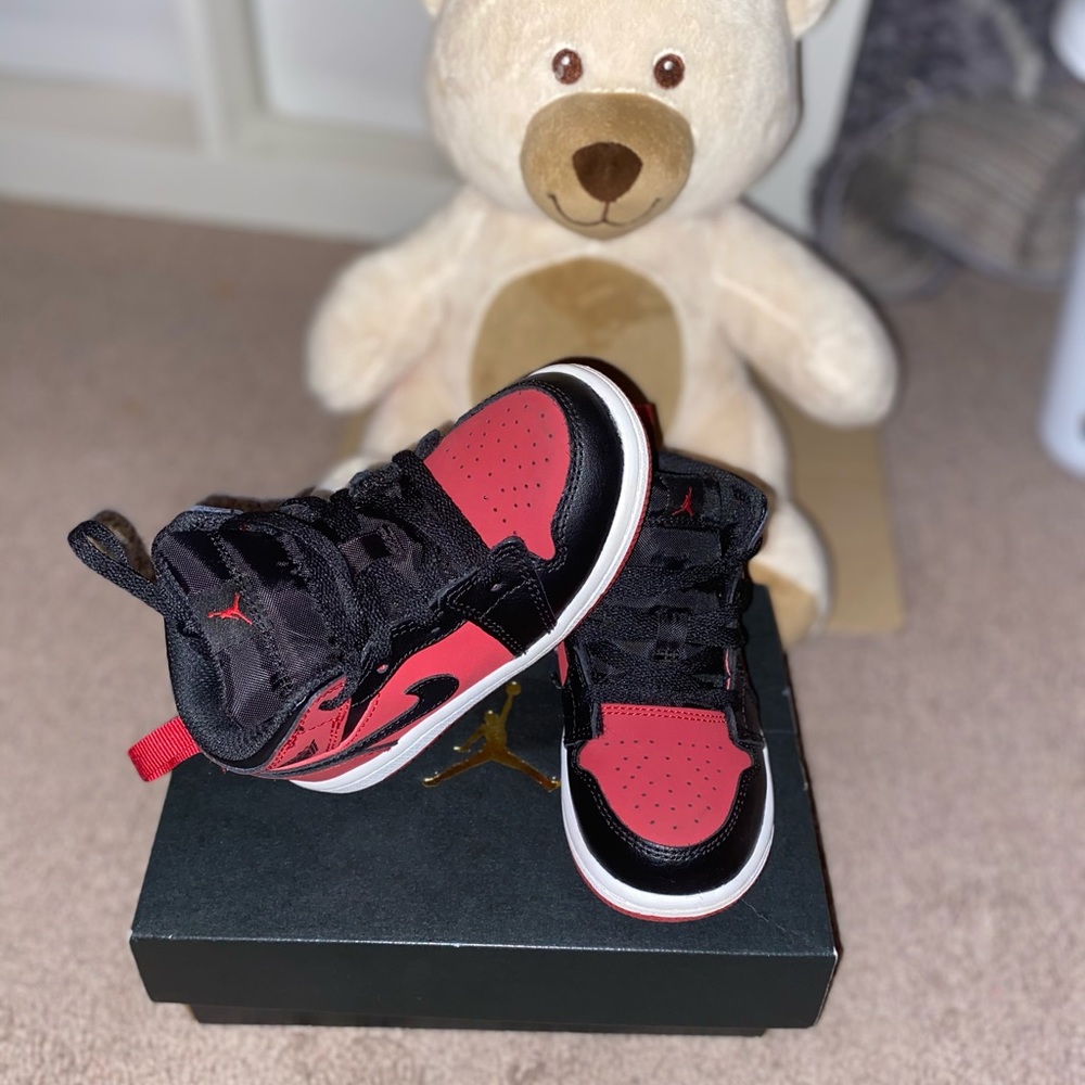 Jordan 1 mid